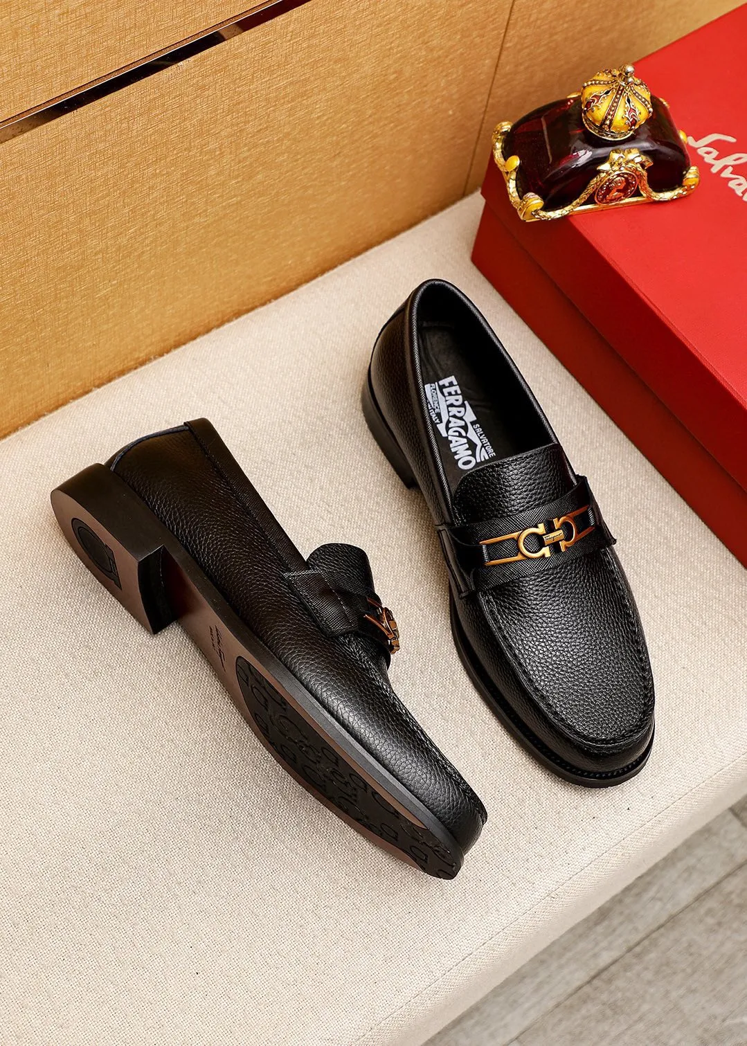 Men's shoes 💰480💐 Product trademark: Ferragamo "Ferragamo" casual leather shoes Regular size: 38-44 (45.46🉑️customized) Product materials: Selected imported first-layer pebbled cowhide leather upper + luxury hardware buckle, imported water-dyed cowhide leather lining. Strong three-dimensional visual effect, original outsole color: 2 colors available